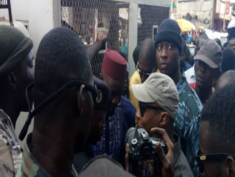 Barthélémy Dias et Sonko mettent la pression et se font gazer à Dakar-Plateau Barthélémy Dias et Sonko mettent la pression et se font gazer à Dakar-Plateau