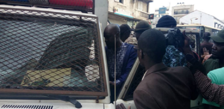 Barthélémy Dias et Sonko mettent la pression et se font gazer à Dakar-Plateau Barthélémy Dias et Sonko mettent la pression et se font gazer à Dakar-Plateau