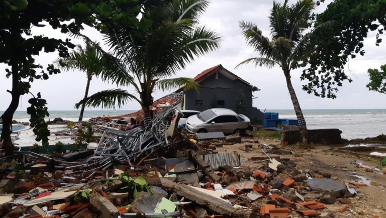 Tsunami en Indonésie: sur les réseaux sociaux, les témoins racontent l'horreur Tsunami en Indonésie: sur les réseaux sociaux, les témoins racontent l'horreur