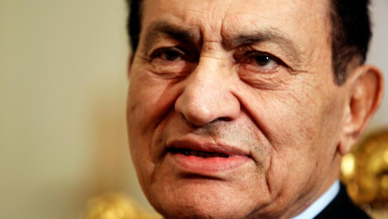 Egypte: le président déchu Hosni Moubarak doit témoigner contre Mohamed Morsi Egypte: le président déchu Hosni Moubarak doit témoigner contre Mohamed Morsi