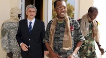 Idriss Déby recevant le ministre français de la Défense Hervé Morin, en février 2008. Reuters/Pascal Guyot