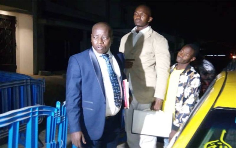 Kouthia arrêté devant le Conseil constitutionnel...puis libéré vers 1h du matin Kouthia arrêté devant le Conseil constitutionnel...puis libéré vers 1h du matin