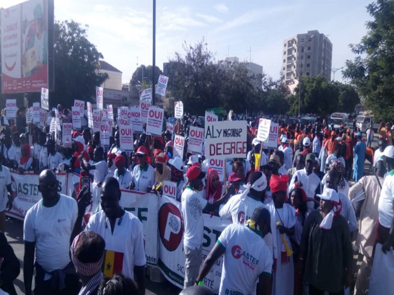 Marche du Frn : l’opposition réussit le pari de la mobilisation (Images) Marche du Frn : l’opposition réussit le pari de la mobilisation (Images)