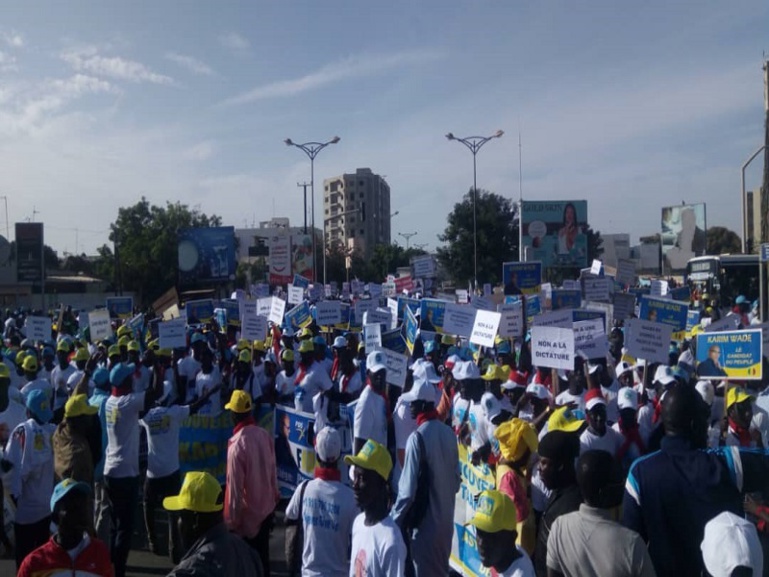 Marche du Frn : l’opposition réussit le pari de la mobilisation (Images) Marche du Frn : l’opposition réussit le pari de la mobilisation (Images)