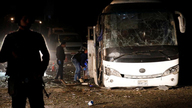 Egypte: un bus de touristes victime d'une attaque à la bombe à Gizeh Egypte: un bus de touristes victime d'une attaque à la bombe à Gizeh