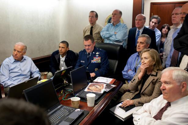 Barack Obama, Joe Biden, Hillary Clinton et plusieurs conseillers à la Sécurité intérieure, dans la Situation Room de la Maison Blanche, le 1er mai 2011, suivent en direct l'opération pour éliminer Ben Laden. WHITE HOUSE