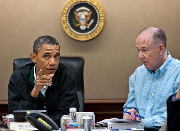 Le président Obama fait un point sur l’opération au côté de son conseiller à la sécurité intérieure Thomas Donilon dans la Situation Room à la Maison Blanche, le 1er mai 2011.