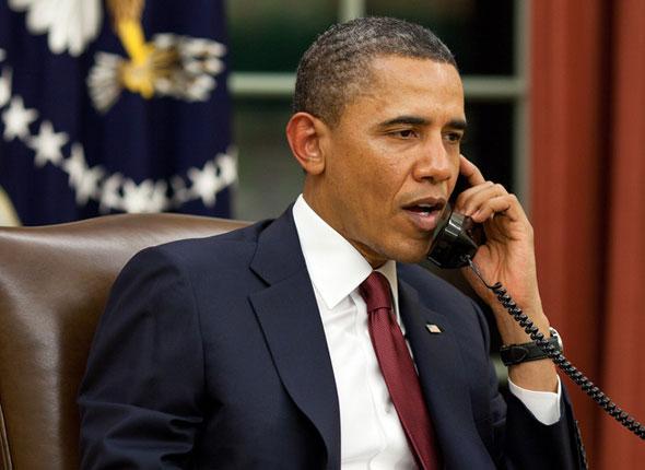 Le président Obama parle au téléphone dans le bureau ovale de la Maison Blanche avant de s’adresser à la presse au sujet de l’opération Ben Laden. Barack Obama a passé une série de coups de téléphone, en particulier à ses prédécesseurs Geo