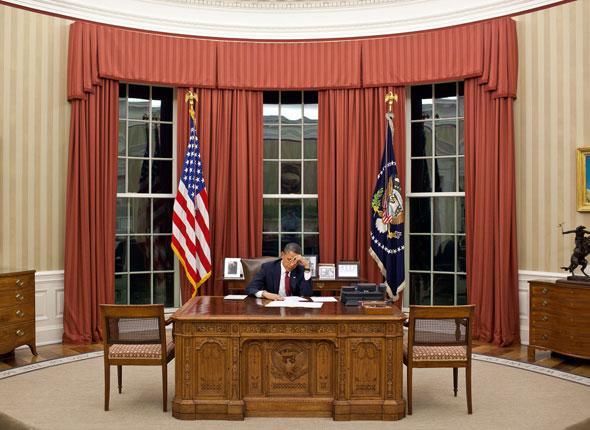 Le président Obama relit son discours avant son intervention télévisée détaillant la mission visant Ben Laden, Washington, le 1er mai 2011.