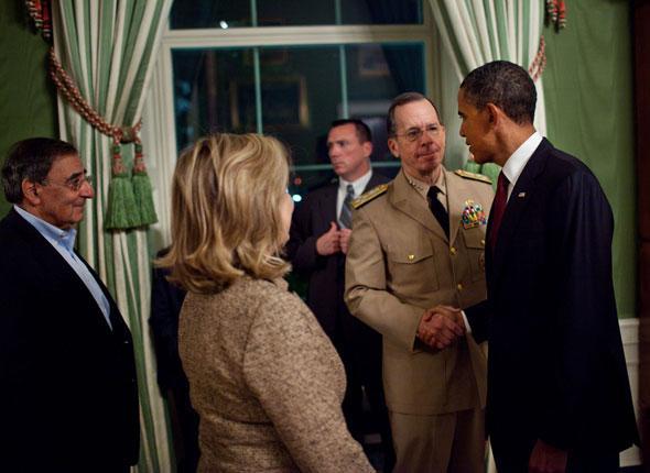 Le président Barack Obama sert la main de l’amiral Mike Mullen dans la Green Room de la Maison Blanche à la suite de son intervention devant la presse, Washington, le 1er mai 2011.