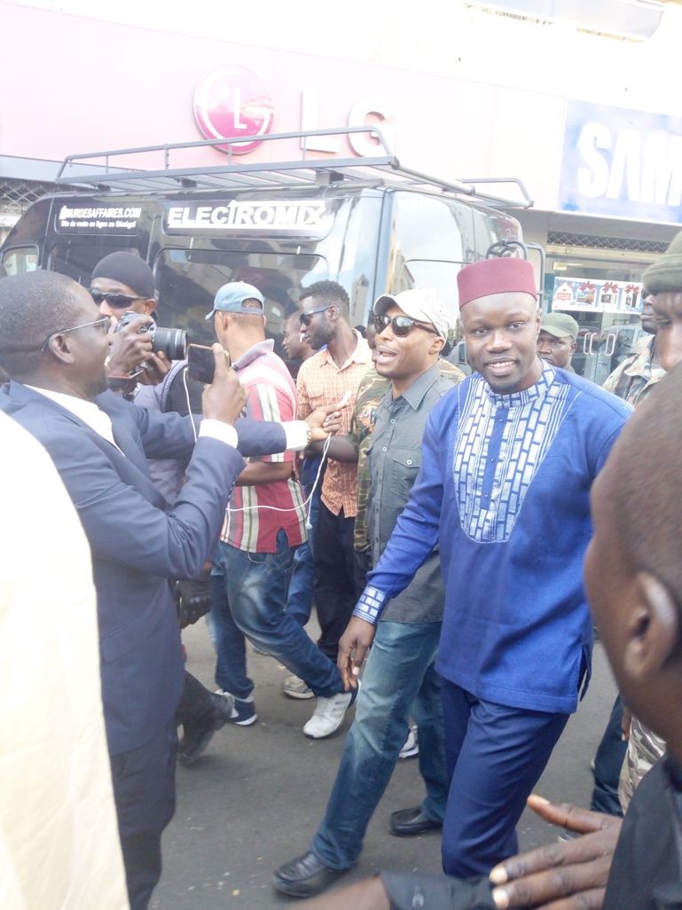 Présent au lancement de "Sonko Président", Barth reprend Thiat et Kilifeu: « nous avons tous, en face de nous, un Sai Sai » Présent au lancement de "Sonko Président", Barth reprend Thiat et Kilifeu: « nous avons tous, en face de nous, un Sai Sai »