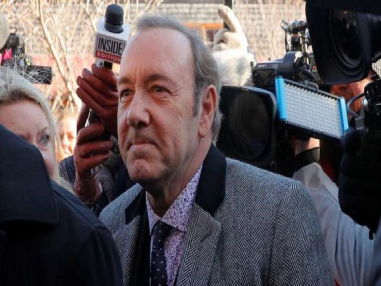 Kevin Spacey inculpé pour agression sexuelle sur un ancien fan et laissé libre sous caution