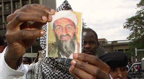 Un musulman d'Afrique de l'Ouest brandit une photo de l'ex-leader d'al-Qaida. REUTERS/Antony Njuguna