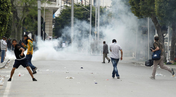 Des manifestants hostiles au gouvernement, dans le centre de Tunis, le 8 mai dernier.  REUTERS/Zoubeir Souissi