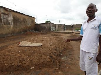Un habitant de Doukouré dans le quartier de Yopougon à Abidjan montre l'un des endroits où un charnier a été retrouvé. REUTERS/ Thierry Gouegnon