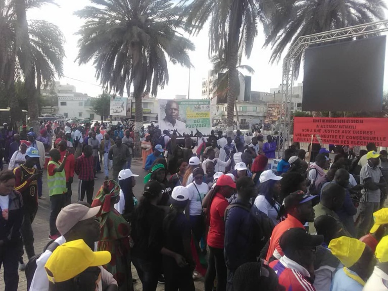Les premières images du Sit-in de l’opposition de la Place à la Nation Les premières images du Sit-in de l’opposition de la Place à la Nation