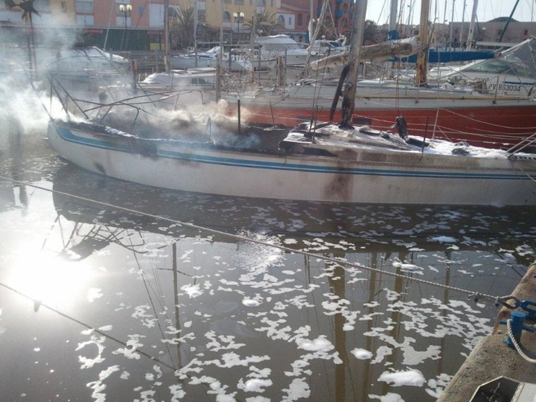 Incendie au port : deux bateaux prennent feu, un blessé noté Incendie au port : deux bateaux prennent feu, un blessé noté