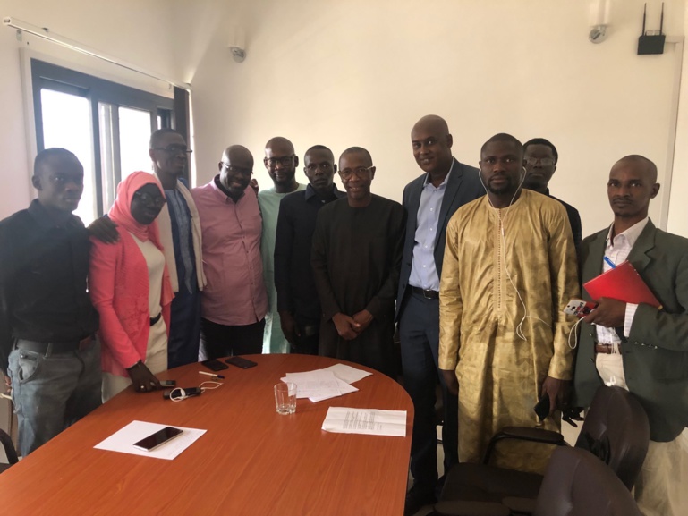 El Haj Kassé au centre entouré des défenseurs de Macky Sall sur les Réseaux sociaux El Haj Kassé au centre entouré des défenseurs de Macky Sall sur les Réseaux sociaux