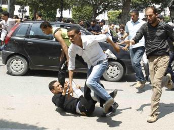 Des manifestants antigouvernementaux fuient la police à Tunis, le 6 mai 2011. REUTERS/Zoubeir Souissi