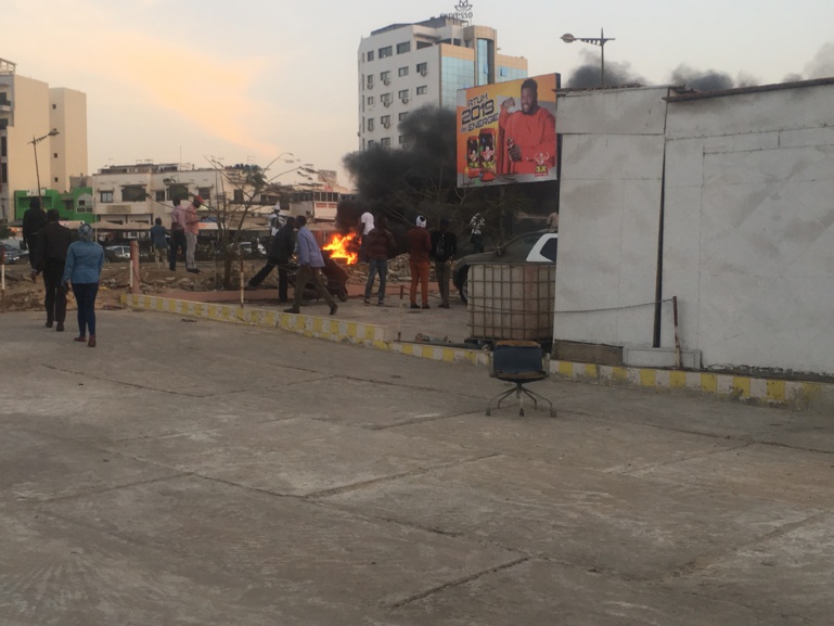 URGENT - Ça brûle au siège de Bokk Gis Gis : la VDN barrée URGENT - Ça brûle au siège de Bokk Gis Gis : la VDN barrée