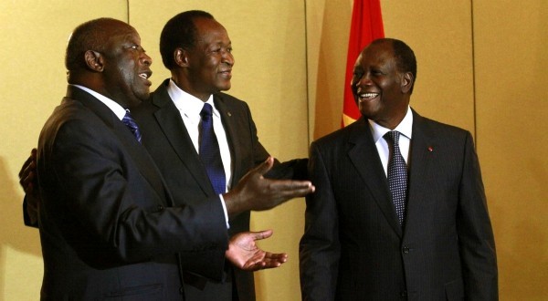 Blaise Compaoré au milieu de Laurent Gbagbo (à gauche) et Alassane Ouattara, 27 novembre 2010, Abidjan. REUTERS/Thierry Gouegnon