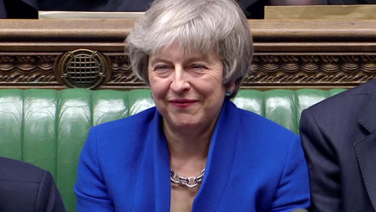 Brexit: Theresa May échappe de peu à une motion de censure Brexit: Theresa May échappe de peu à une motion de censure