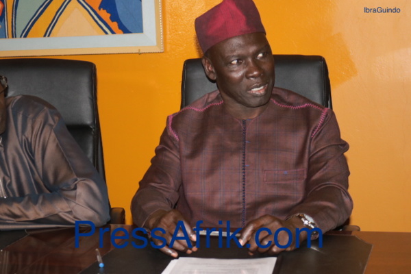 Rencontre entre le C25 et la Société civile: Le Pr Babacar Gueye propose de revoir la loi sur le parrainage Rencontre entre le C25 et la Société civile: Le Pr Babacar Gueye propose de revoir la loi sur le parrainage