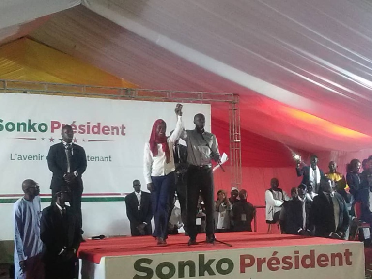 Place de la Nation : Sonko présente son épouse aux Sénégalais Place de la Nation : Sonko présente son épouse aux Sénégalais