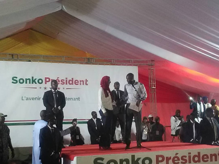 Place de la Nation : Sonko présente son épouse aux Sénégalais Place de la Nation : Sonko présente son épouse aux Sénégalais
