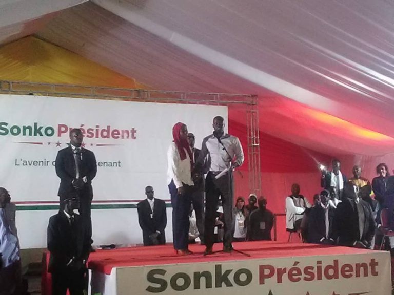 Place de la Nation : Sonko présente son épouse aux Sénégalais Place de la Nation : Sonko présente son épouse aux Sénégalais