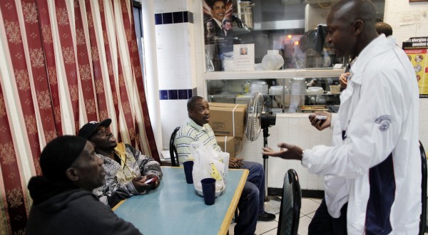 Dans un restaurant du Bronx, à New York, le 18 mai. REUTERS/Lucas Jackson