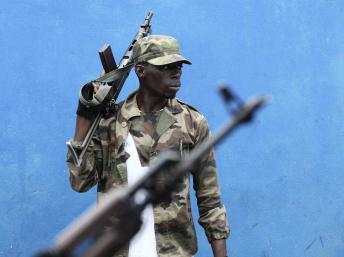 Un soldat des FRCI, les forces pro-Ouattara, le 29 avril , dans le quartier de Yopougon, dernier bastion pro-Ggabo, tombé début mai 2011 Reuters/Luc Gnago