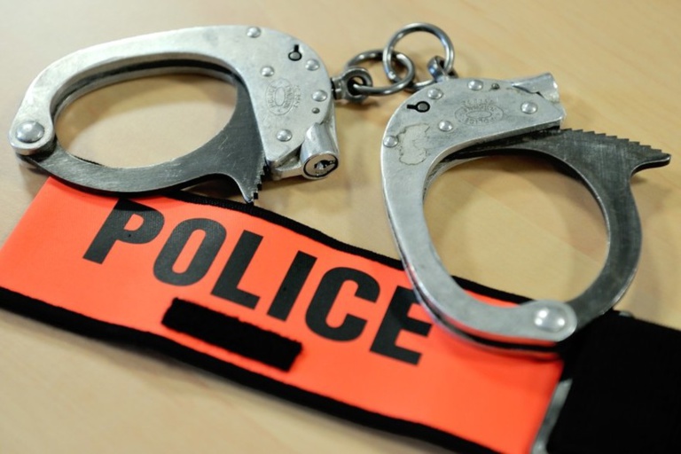 L'agent de police Preira suspendu de ses fonctions... pour avoir aidé sa copine à avorter L'agent de police Preira suspendu de ses fonctions... pour avoir aidé sa copine à avorter