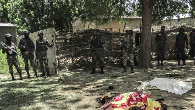 Trois morts dans une attaque présumée de Boko Haram pour enlever des Occidentaux Trois morts dans une attaque présumée de Boko Haram pour enlever des Occidentaux
