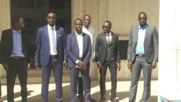 Sénégal: Vingt-deux notaires promettent de mettre du feu à leurs diplômes devant le Palais Sénégal: Vingt-deux notaires promettent de mettre du feu à leurs diplômes devant le Palais