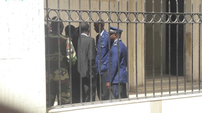 Sit-in du collectif des notaires sans charge : 4 d'entre eux cueillis et acheminés par la Police (Photos) Sit-in du collectif des notaires sans charge : 4 d'entre eux cueillis et acheminés par la Police (Photos)