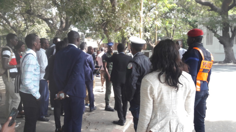 Sit-in du collectif des notaires sans charge : 4 d'entre eux cueillis et acheminés par la Police (Photos) Sit-in du collectif des notaires sans charge : 4 d'entre eux cueillis et acheminés par la Police (Photos)