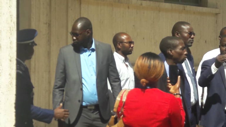 Sit-in du collectif des notaires sans charge : 4 d'entre eux cueillis et acheminés par la Police (Photos) Sit-in du collectif des notaires sans charge : 4 d'entre eux cueillis et acheminés par la Police (Photos)