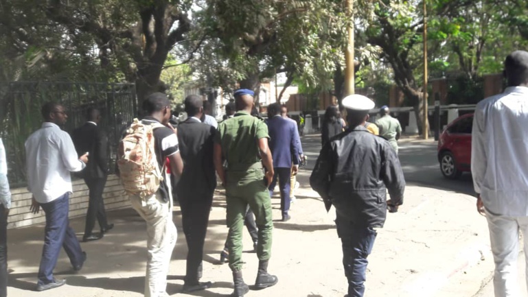Sit-in du collectif des notaires sans charge : 4 d'entre eux cueillis et acheminés par la Police (Photos) Sit-in du collectif des notaires sans charge : 4 d'entre eux cueillis et acheminés par la Police (Photos)