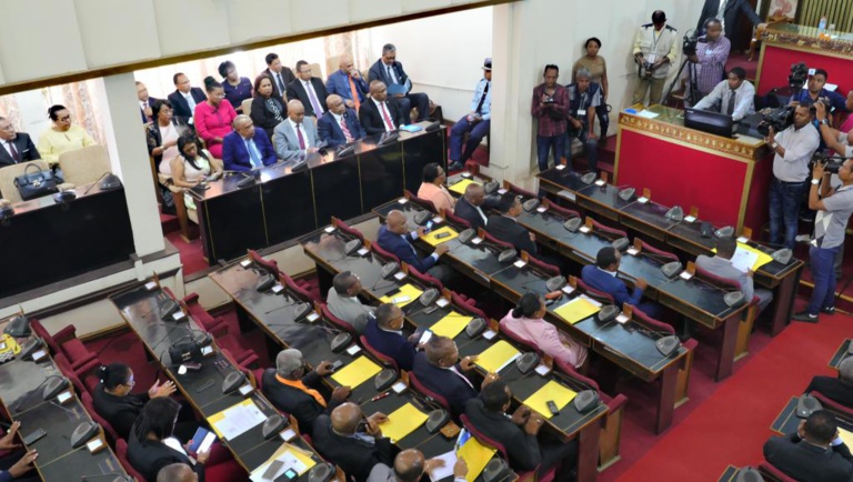 Madagascar: le Parlement étudie la gouvernance par ordonnances présidentielles Madagascar: le Parlement étudie la gouvernance par ordonnances présidentielles