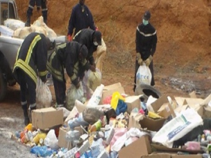 Louga : 12 tonnes de produits impropres à la consommation incinérées Louga : 12 tonnes de produits impropres à la consommation incinérées