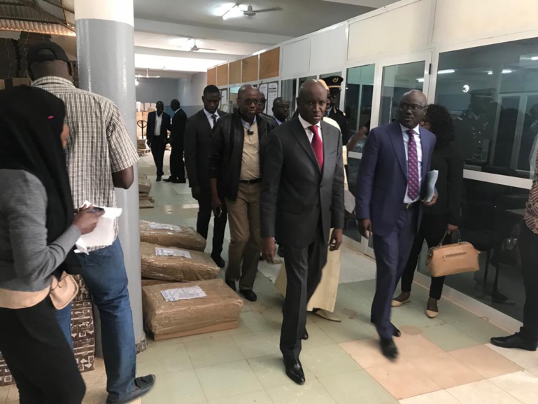 Vidéo - Aly Ngouille Ndiaye annonce plus de 8.000.000 millions de bulletins imprimés pour chaque candidat Vidéo - Aly Ngouille Ndiaye annonce plus de 8.000.000 millions de bulletins imprimés pour chaque candidat