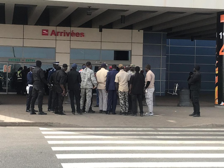 Suivez en DIRECT l'arrivée de Me Abdoulaye Wade à l'AIBD Suivez en DIRECT l'arrivée de Me Abdoulaye Wade à l'AIBD
