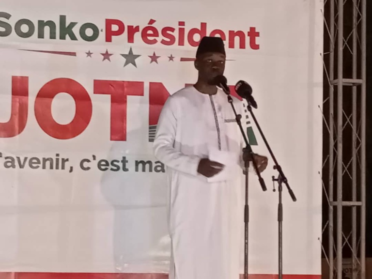 Jets de pierres à son meeting de Louga: Sonko traite Macky Sall de lâche Jets de pierres à son meeting de Louga: Sonko traite Macky Sall de lâche