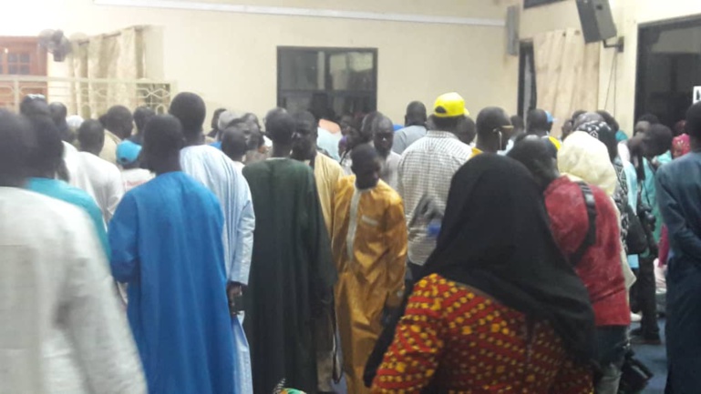 Le député Bara Doly Mbacké pris à partie par des militants après une audience ratée avec Wade Le député Bara Doly Mbacké pris à partie par des militants après une audience ratée avec Wade