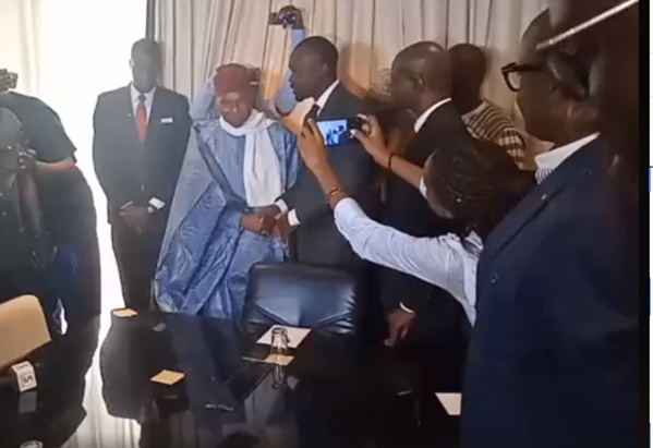 VIDEO - Rencontre Wade - Sonko: Les deux leaders déjà en communion VIDEO - Rencontre Wade - Sonko: Les deux leaders déjà en communion