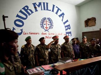 La Cour militaire de Kinshasa à l'ouverture du procès des huit policiers soupçonnés du meurtre de Floribert Chebeya, le 12 novembre 2010. AFP/GWENN DUBOURTHOUMIEU
