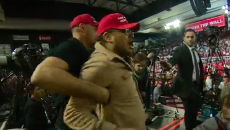 Un partisan de Trump attaque un caméraman de la BBC pendant un meeting du président Un partisan de Trump attaque un caméraman de la BBC pendant un meeting du président