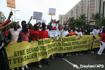 Les jeunes de l'opposition manifestent spontanément à Sandaga contre le projet de Wade 