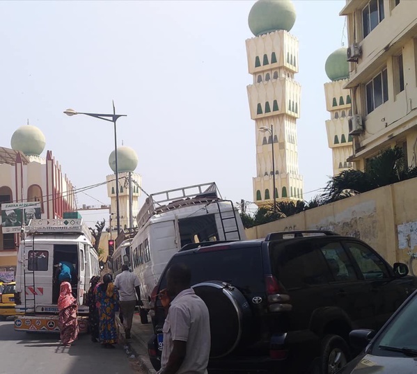 Scandale du jour: Des dizaines de personnes convoyées dans des cars à la DAF pour "s'inscrire" sur les listes électorales Scandale du jour: Des dizaines de personnes convoyées dans des cars à la DAF pour "s'inscrire" sur les listes électorales